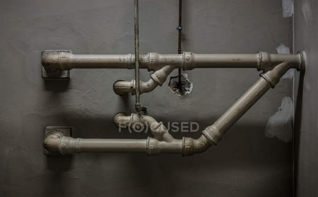 Промышленные трубы на стене — стоковое фото