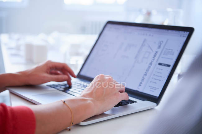 Vista cortada da mulher usando laptop — Fotografia de Stock