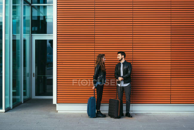 Пара, стоящая с багажом — стоковое фото