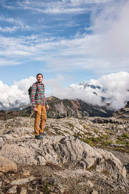 Пеший турист на горе Бейкер — стоковое фото