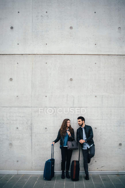 Couple standing with luggage — Stock Photo
