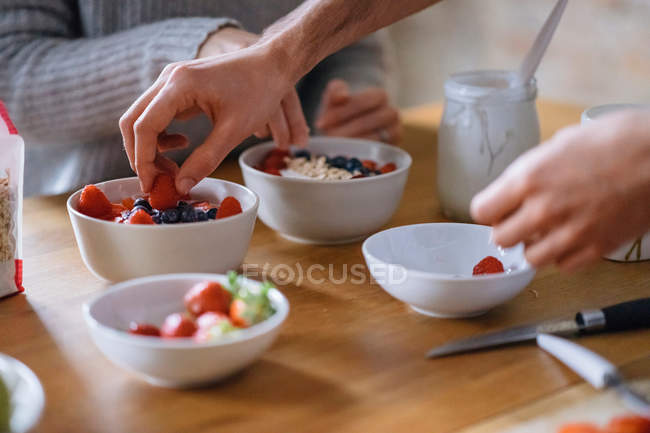 Couple preparing fruit breakfast — Stock Photo