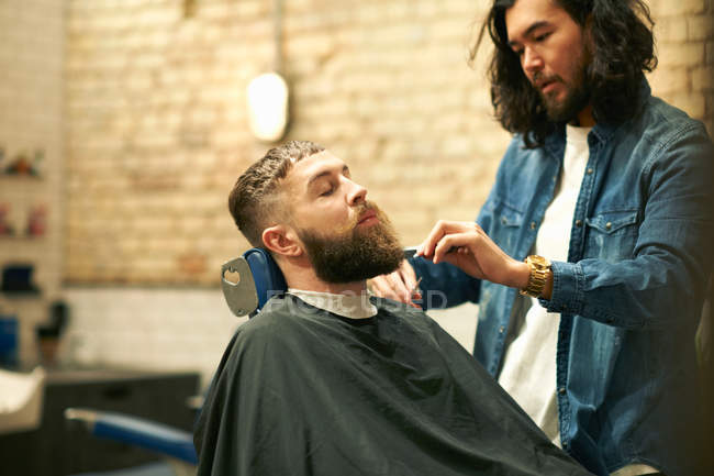 Перукарська обрізка клієнтів борода — стокове фото