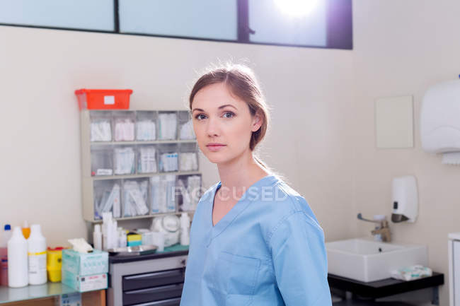 Médico en la clínica mirando la cámara - foto de stock