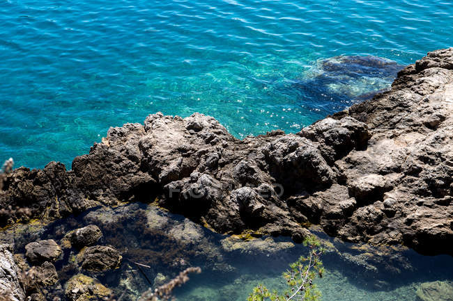 Vista de rocas y mar azul - foto de stock