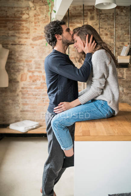 Чоловік цілує дівчину на лобі — стокове фото
