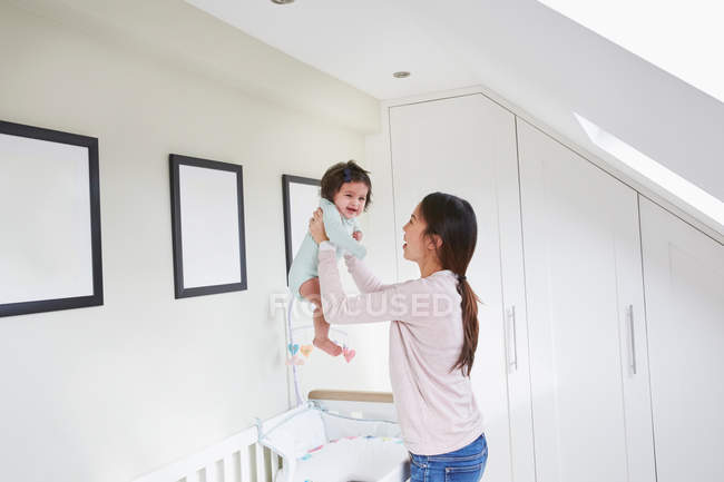 Frau hält Baby-Tochter — Stockfoto