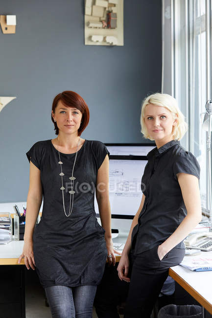 Dos mujeres diseñadoras seguras - foto de stock