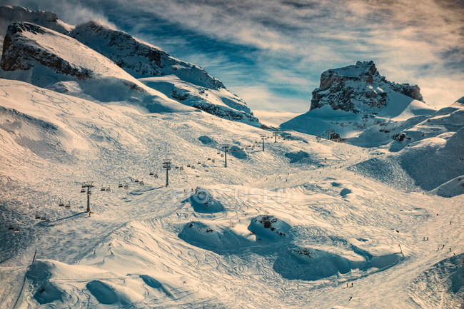 Elevador de esqui na montanha coberta de neve — Fotografia de Stock