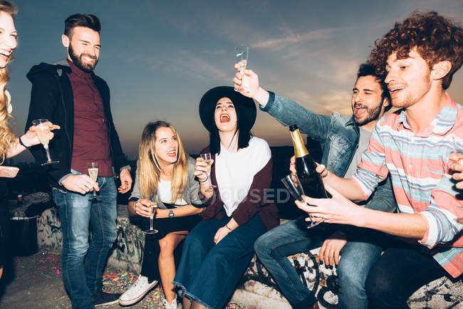 Groupe d'amis appréciant la fête sur le toit — Photo de stock