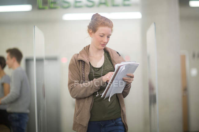 Student reading in library — Stock Photo
