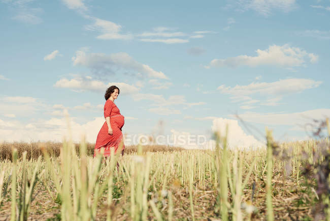 Вагітна жінка в пшеничному полі — стокове фото