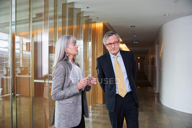 Businessman and businesswoman having discussion — Stock Photo