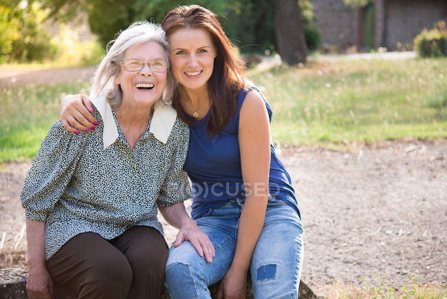 Mujer abrazando abuelita - foto de stock