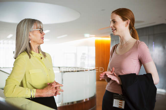 Mulheres de negócios conversando na área de acolhimento — Fotografia de Stock