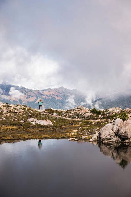 Турист, озеро на горі Бейкер — стокове фото