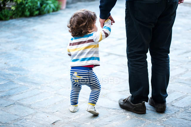 Отец гуляет с маленьким сыном — стоковое фото