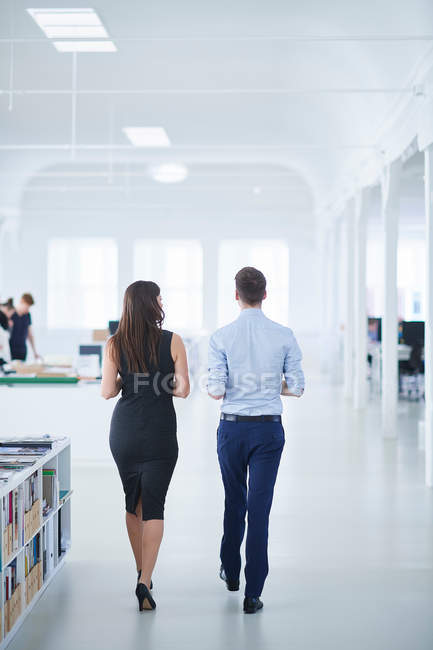 Kollegen gehen durchs Büro — Stockfoto