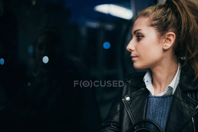 Frau schaut während Zugfahrt ins Fenster — Stockfoto