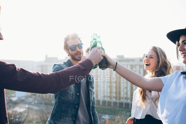 Freundeskreis genießt Dachparty — Stockfoto