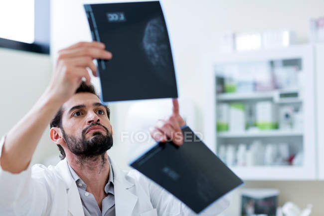 Dottore guardando l'immagine a raggi X — Foto stock