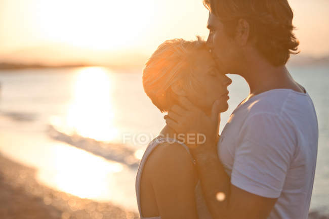 Uomo baciare donna in fronte — Foto stock