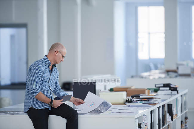 Mann im Großraumbüro — Stockfoto