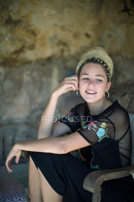 Jovem mulher com dreadlocks — Fotografia de Stock