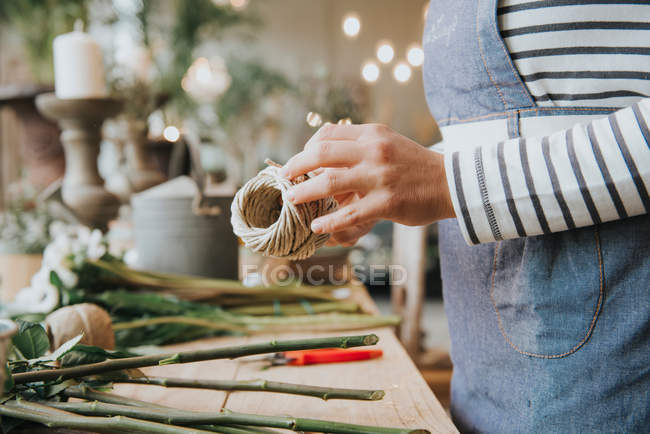 Florist preparing bouquet — Stock Photo