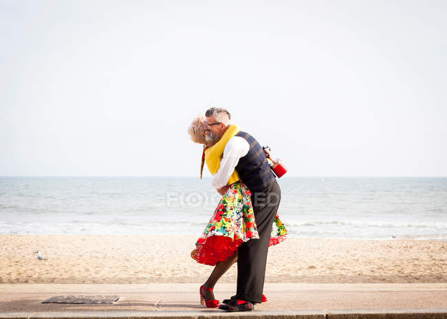 Пара обнимает друг друга на пляже — стоковое фото