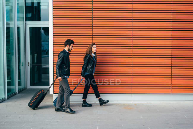 Paar zu Fuß mit Gepäck — Stockfoto