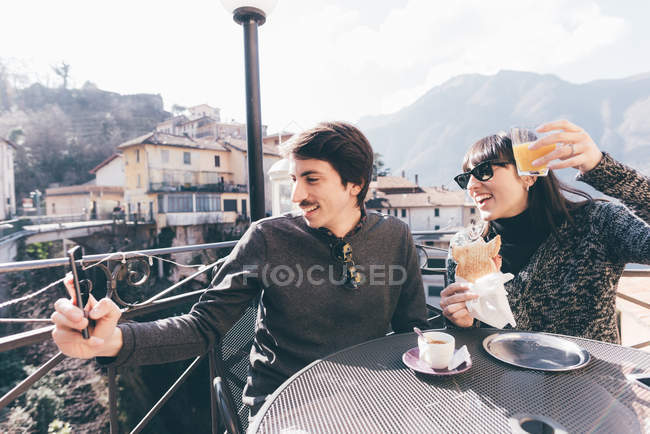 Couple prenant smartphone selfie au restaurant — Photo de stock