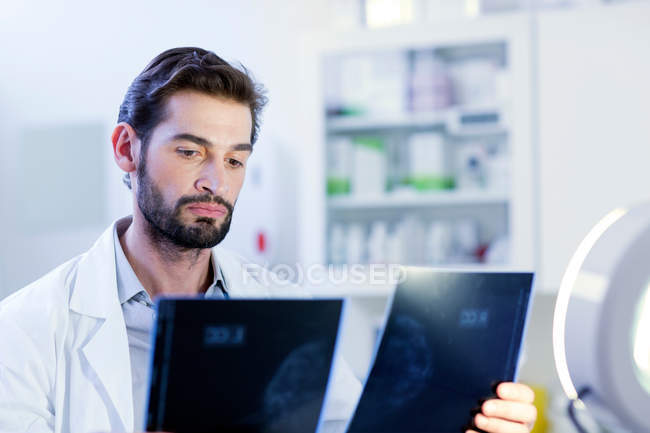 Dottore guardando l'immagine a raggi X — Foto stock