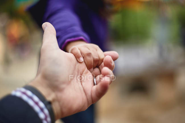 Padre e figlia che si tengono per mano — Foto stock