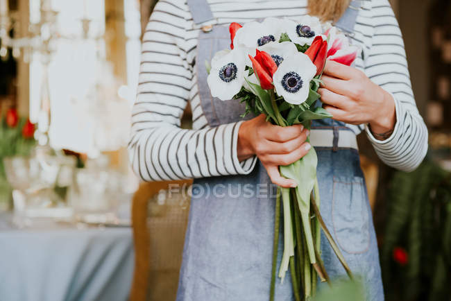 Florist preparing bouquet — Stock Photo