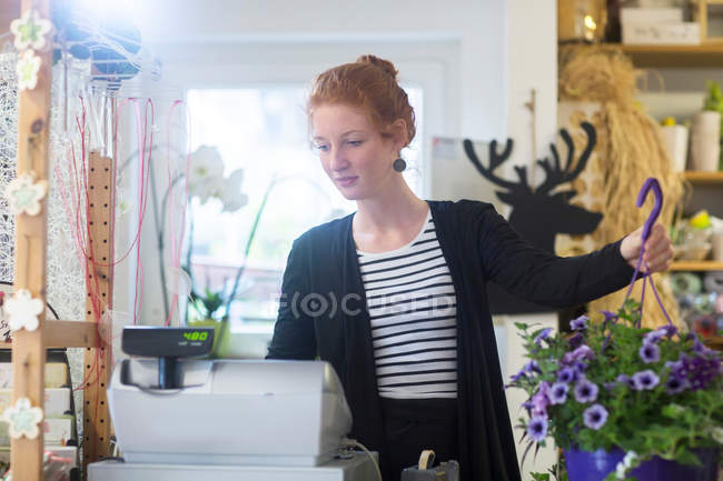 Флорист работает в магазине — стоковое фото