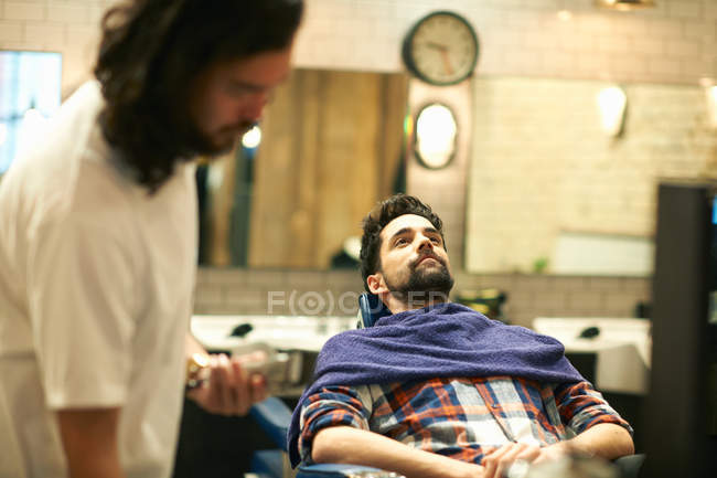 Coiffeur rasage clients barbe — Photo de stock