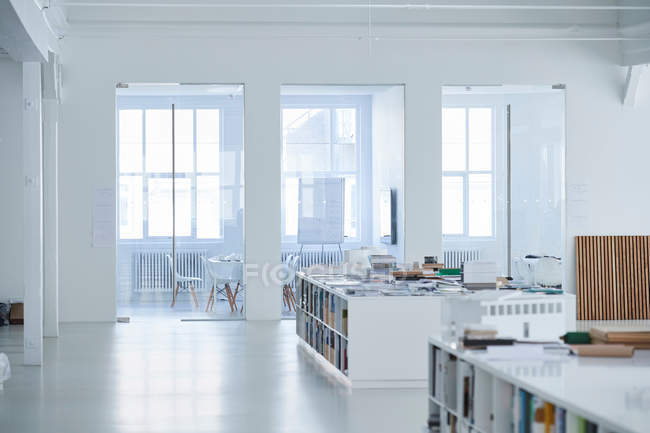 Escritório vazio em plano aberto — Fotografia de Stock