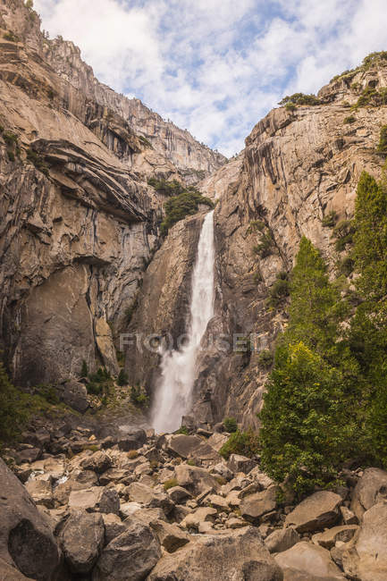Rock face waterfall — Stock Photo