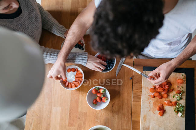 Paar bereitet Frühstück am Küchentisch zu — Stockfoto