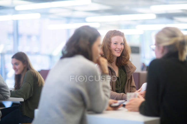 Estudantes na biblioteca, foco seletivo — Fotografia de Stock
