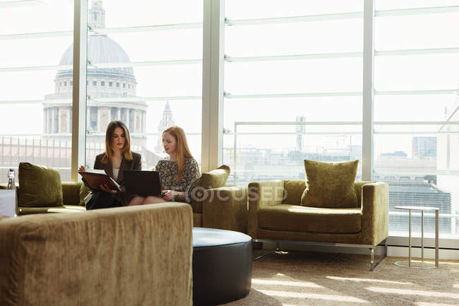 Unternehmerinnen treffen sich auf dem Bürosofa — Stockfoto