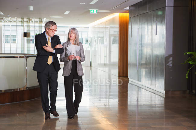 Businessman and businesswoman having discussion — Stock Photo