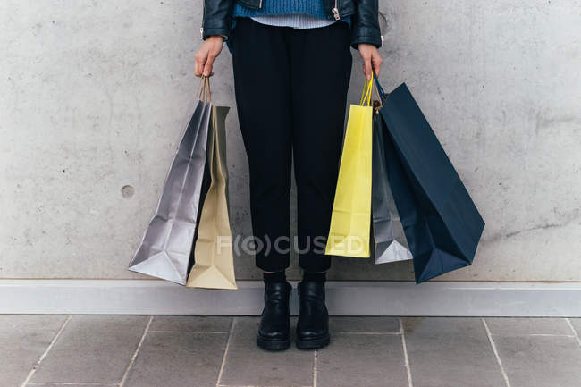 Жінка стоїть з сумками — стокове фото