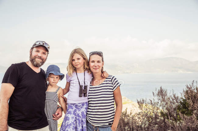 Familienporträt in der Nähe des Meeres — Stockfoto