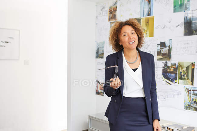 Maturo architetto donna in ufficio — Foto stock