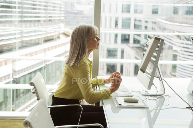 Femme d'affaires travaillant à l'ordinateur — Photo de stock