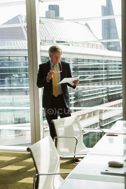 Бізнесмен читає та аналізує звіт — стокове фото