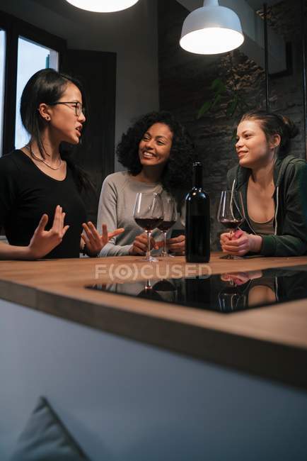 Amigos bebiendo vino - foto de stock