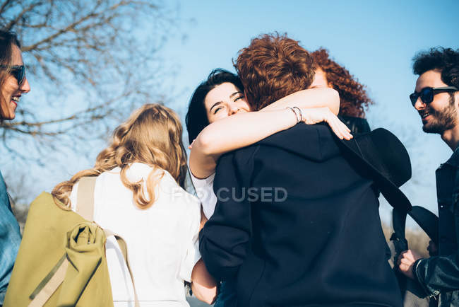 Grupo de amigos abrazándose - foto de stock